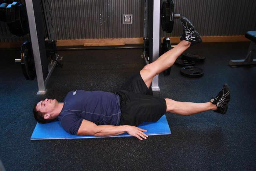 Prostatitis duen gizon batek gimnasioan ariketa bat egiten du