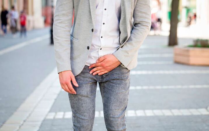 Gizon bat kezkatuta dago prostatitisaren sintoma desatsegina