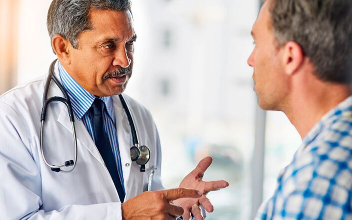 Prostatitisa duen gizon bat urologo batean
