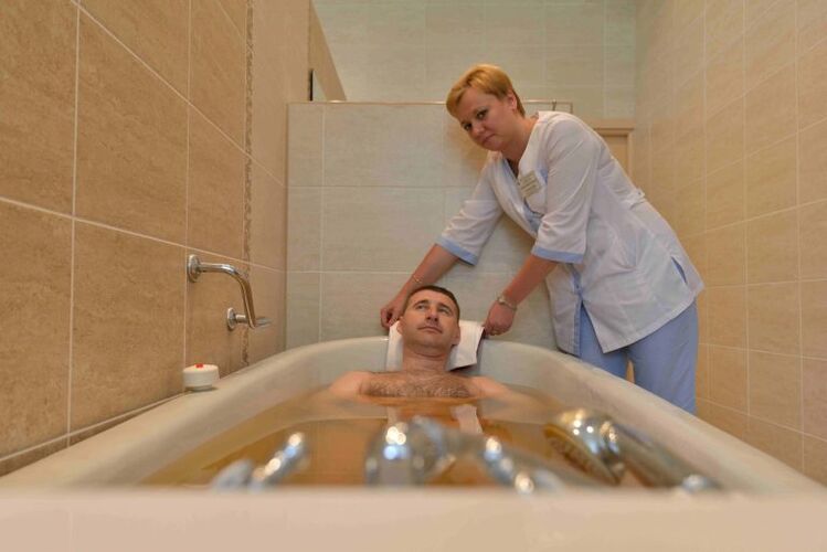Pinuaren bainu bat hartzeak prostatitisa duen gizonaren egoera arinduko du